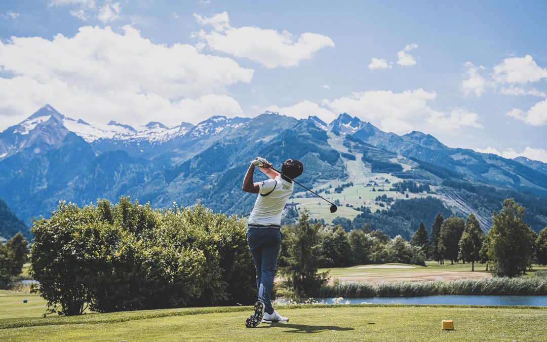 Abschlag im Golfclub Saalbach Hinterglemm